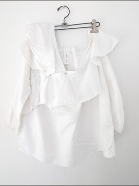 Guest Editor White Off Shoulder Ruffle Blouse Romantic Asymmetrical Size Medium